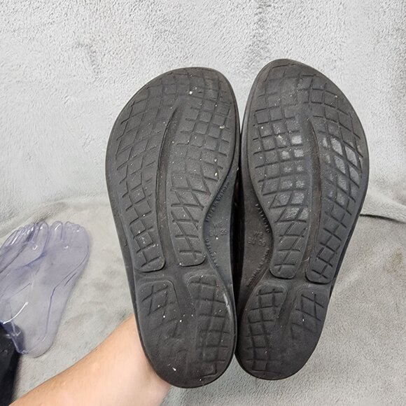 Oofos Shoes Womens 8 Gold Black Oolala Thong Comfort Recovery Sandals *Read* - Picture 9 of 13